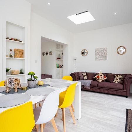 Large Modern Family Home Windsor Extérieur photo