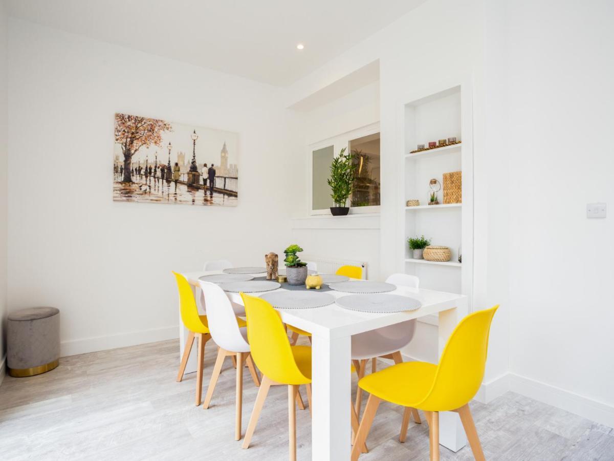 Large Modern Family Home Windsor Extérieur photo