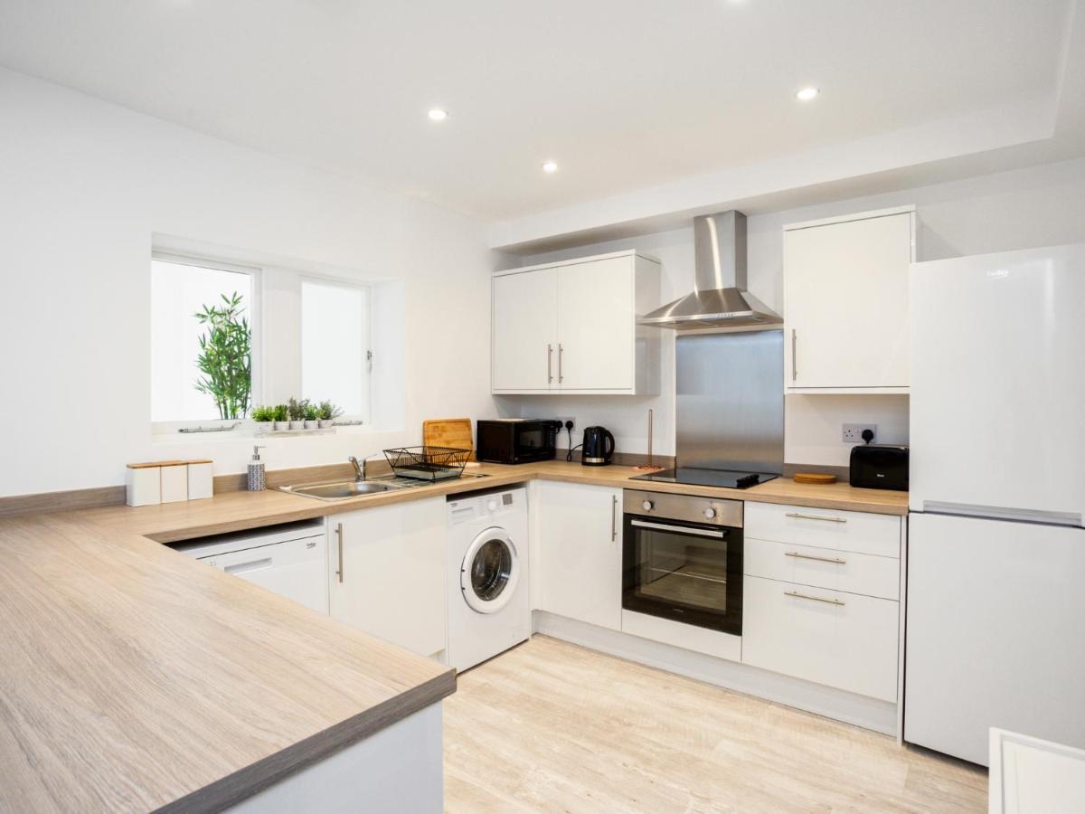 Large Modern Family Home Windsor Extérieur photo