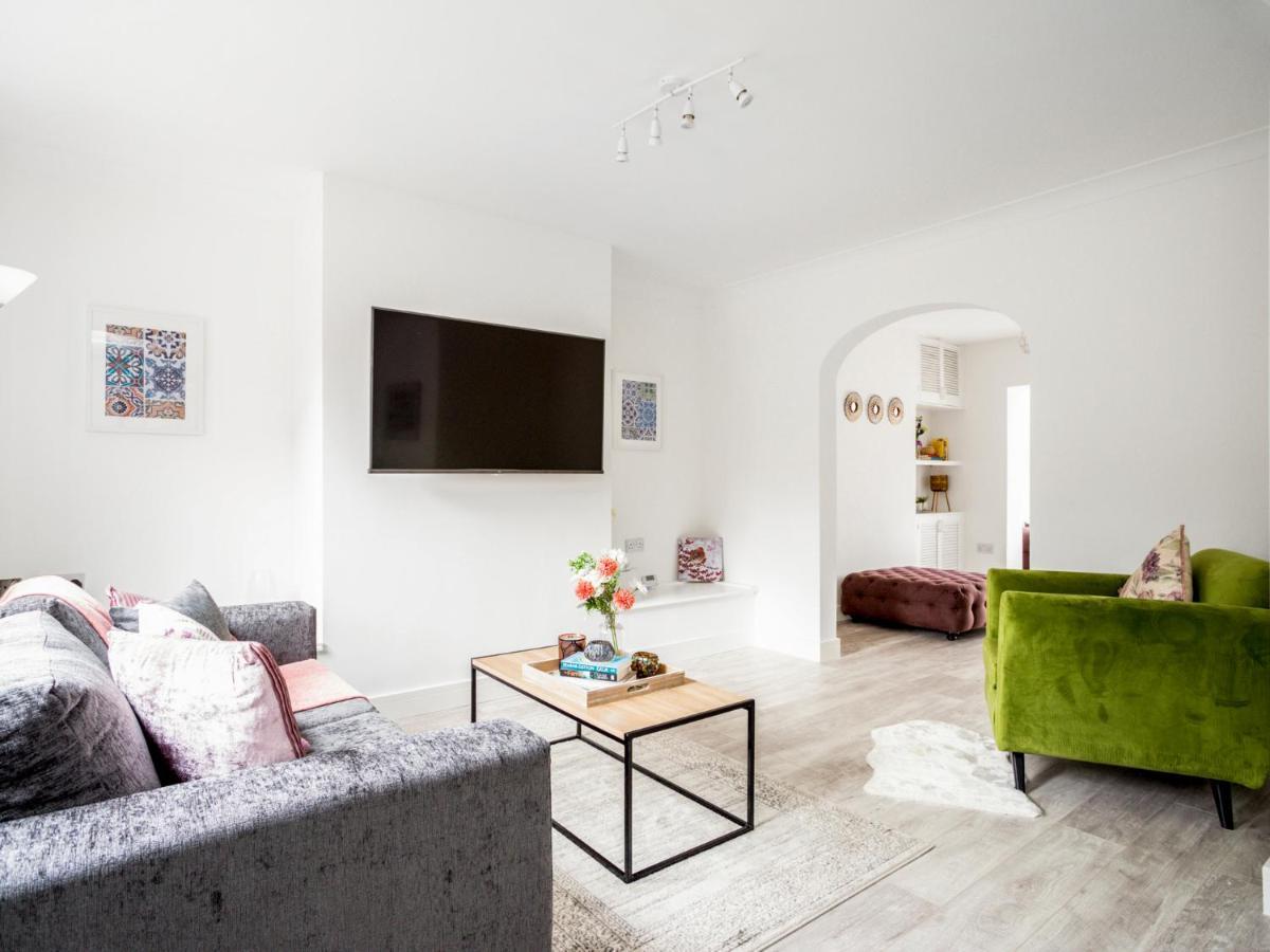 Large Modern Family Home Windsor Extérieur photo