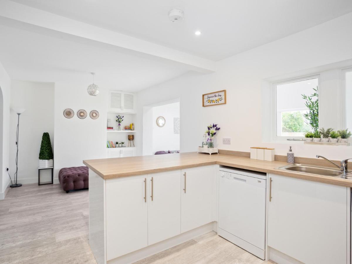 Large Modern Family Home Windsor Extérieur photo