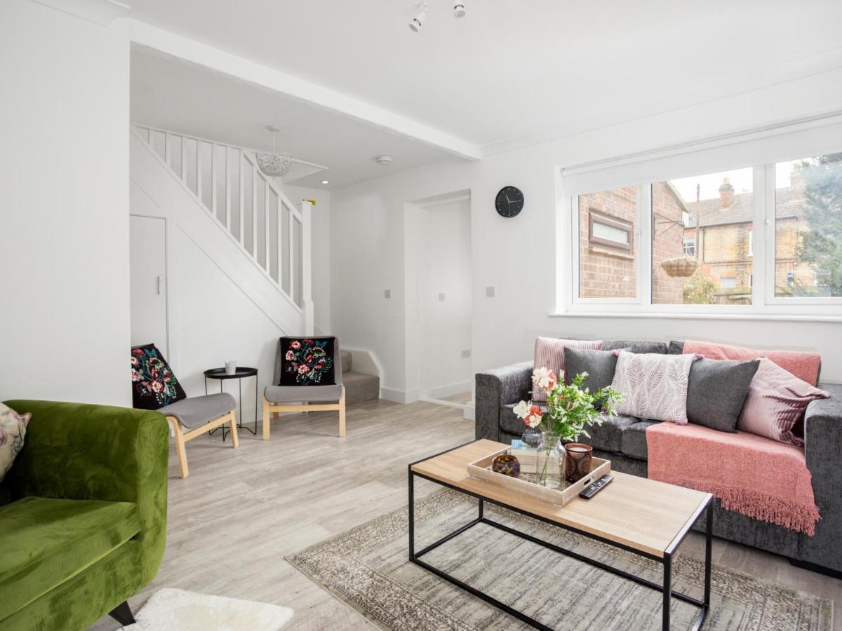 Large Modern Family Home Windsor Extérieur photo