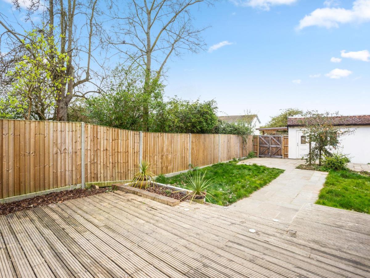 Large Modern Family Home Windsor Extérieur photo