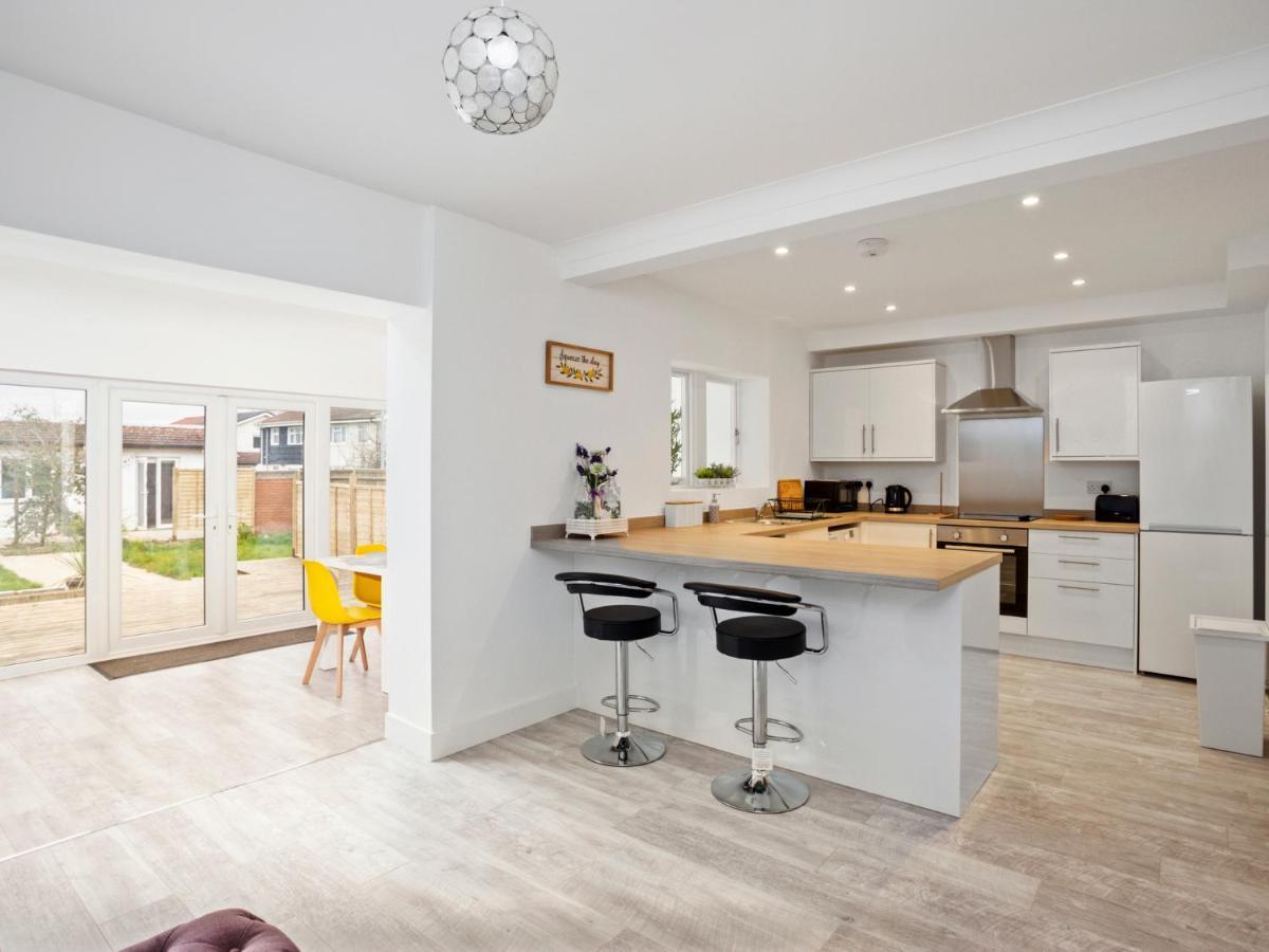 Large Modern Family Home Windsor Extérieur photo