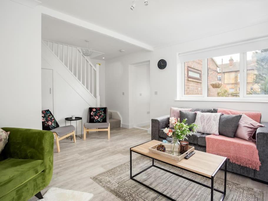 Large Modern Family Home Windsor Extérieur photo